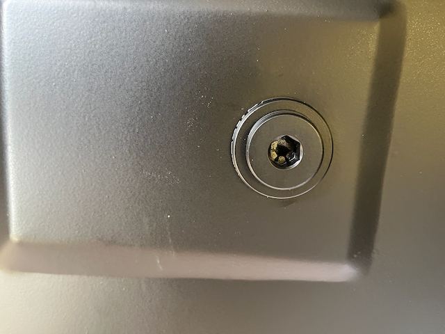 Flush fit drain plug